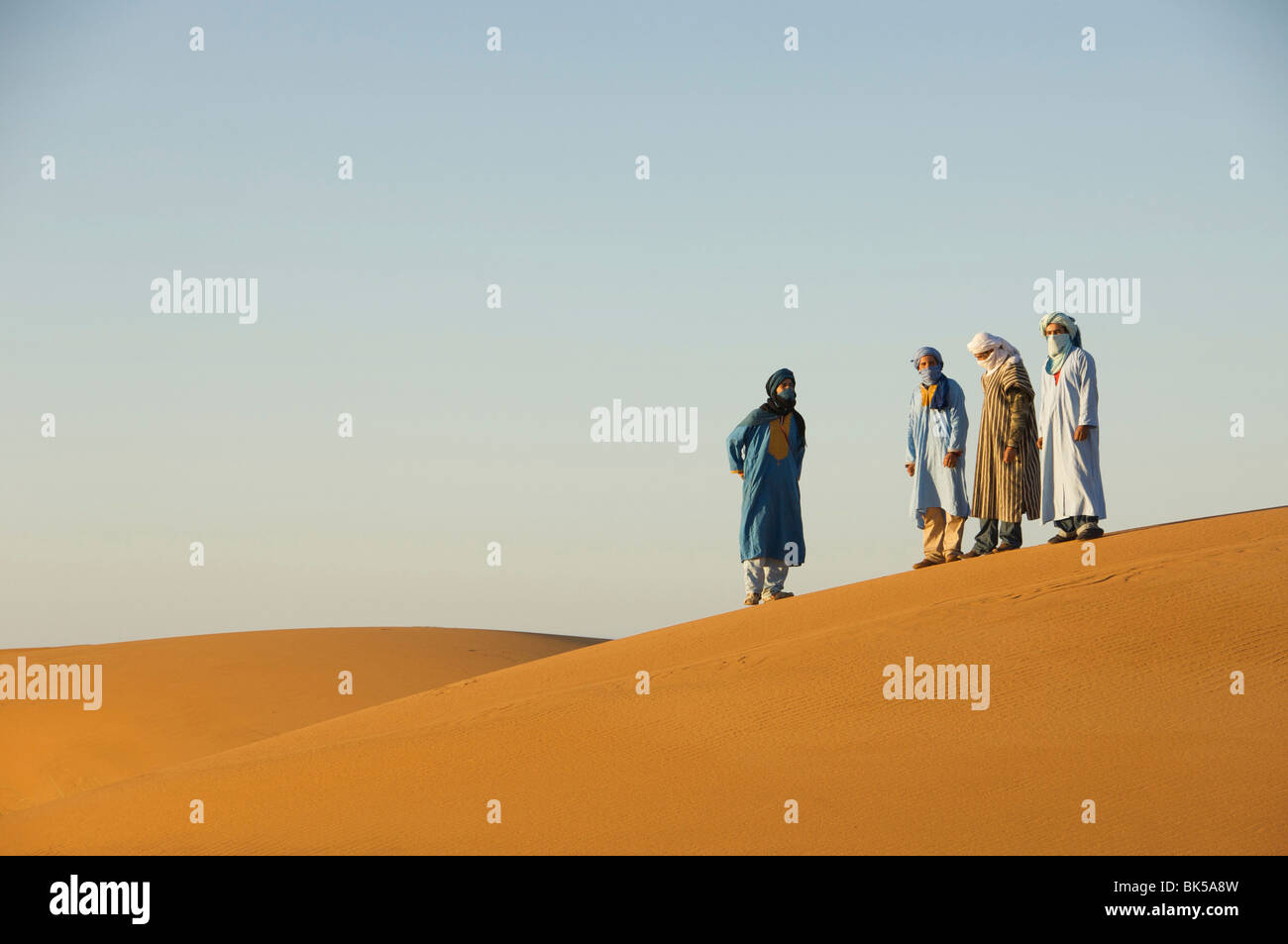Il Tuareg di uomini in un deserto deserto del Sahara, Merzouga, Marocco Foto Stock