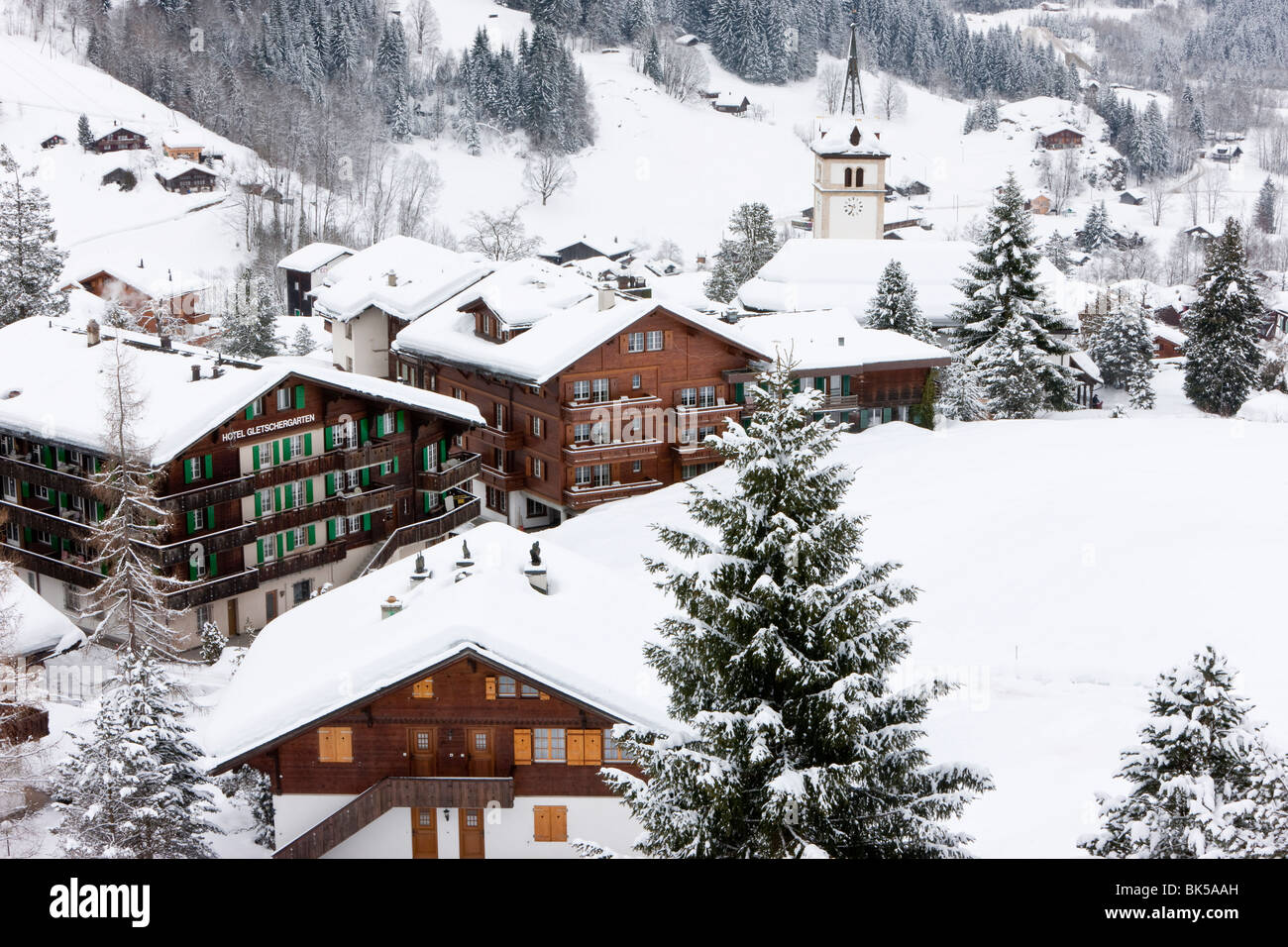 Villaggio e chiesa dopo una pesante caduta di neve, Grindelwald, regione di Jungfrau, Oberland bernese, alpi svizzere, Svizzera, Europa Foto Stock