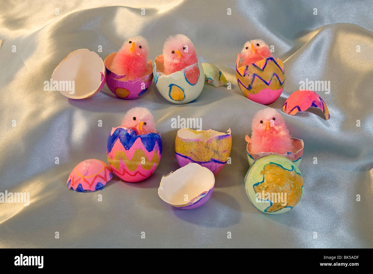 Uovo di Pasqua pulcino cova pulcini coniglietto di Pasqua Foto Stock