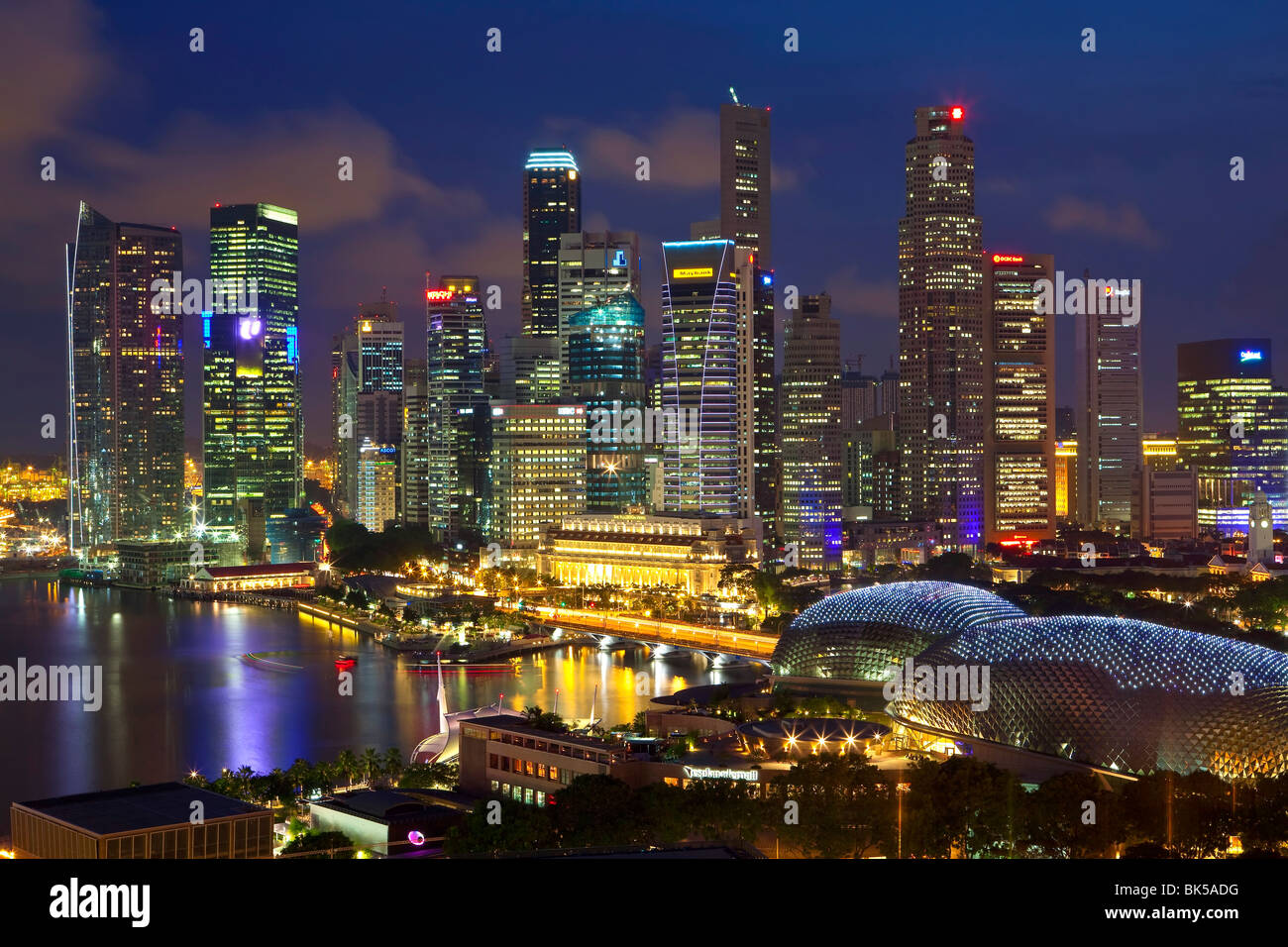 Skyline del financial district accesa al crepuscolo, Singapore, Sud-est asiatico, in Asia Foto Stock