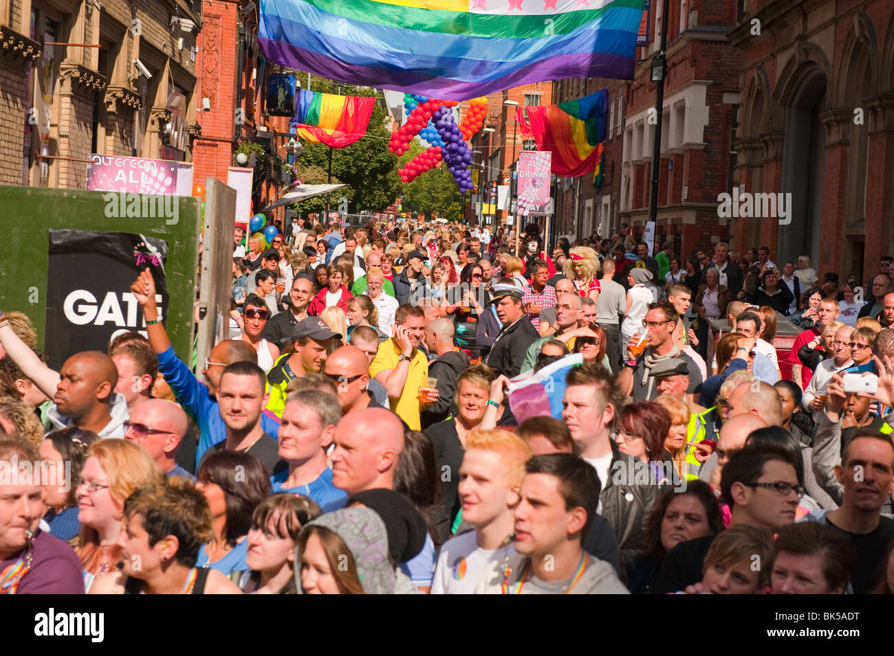 La folla al Gay Pride Festival Manchester REGNO UNITO Foto Stock