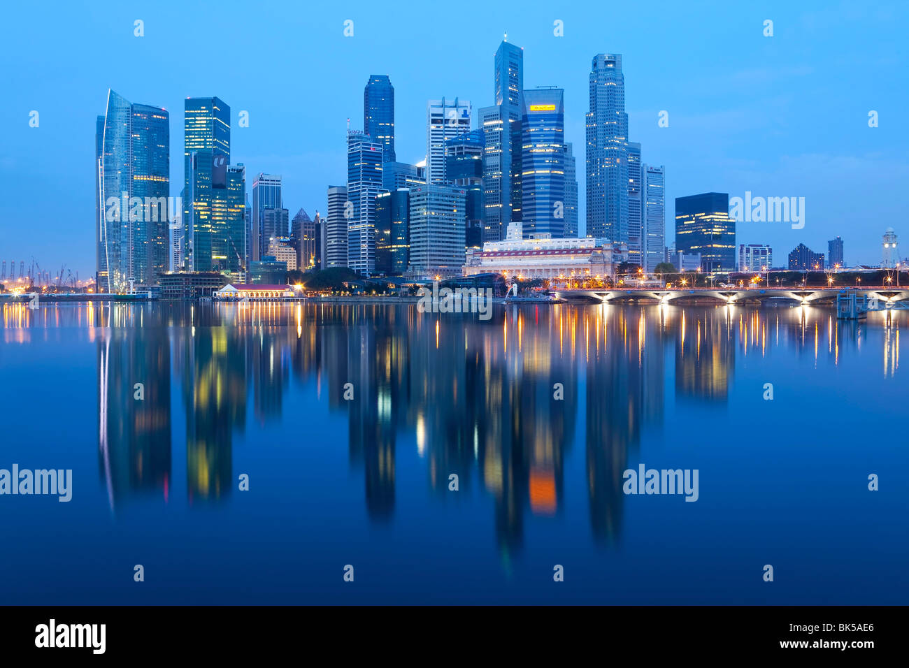 Skyline e il quartiere finanziario all'alba, Singapore, Sud-est asiatico, in Asia Foto Stock
