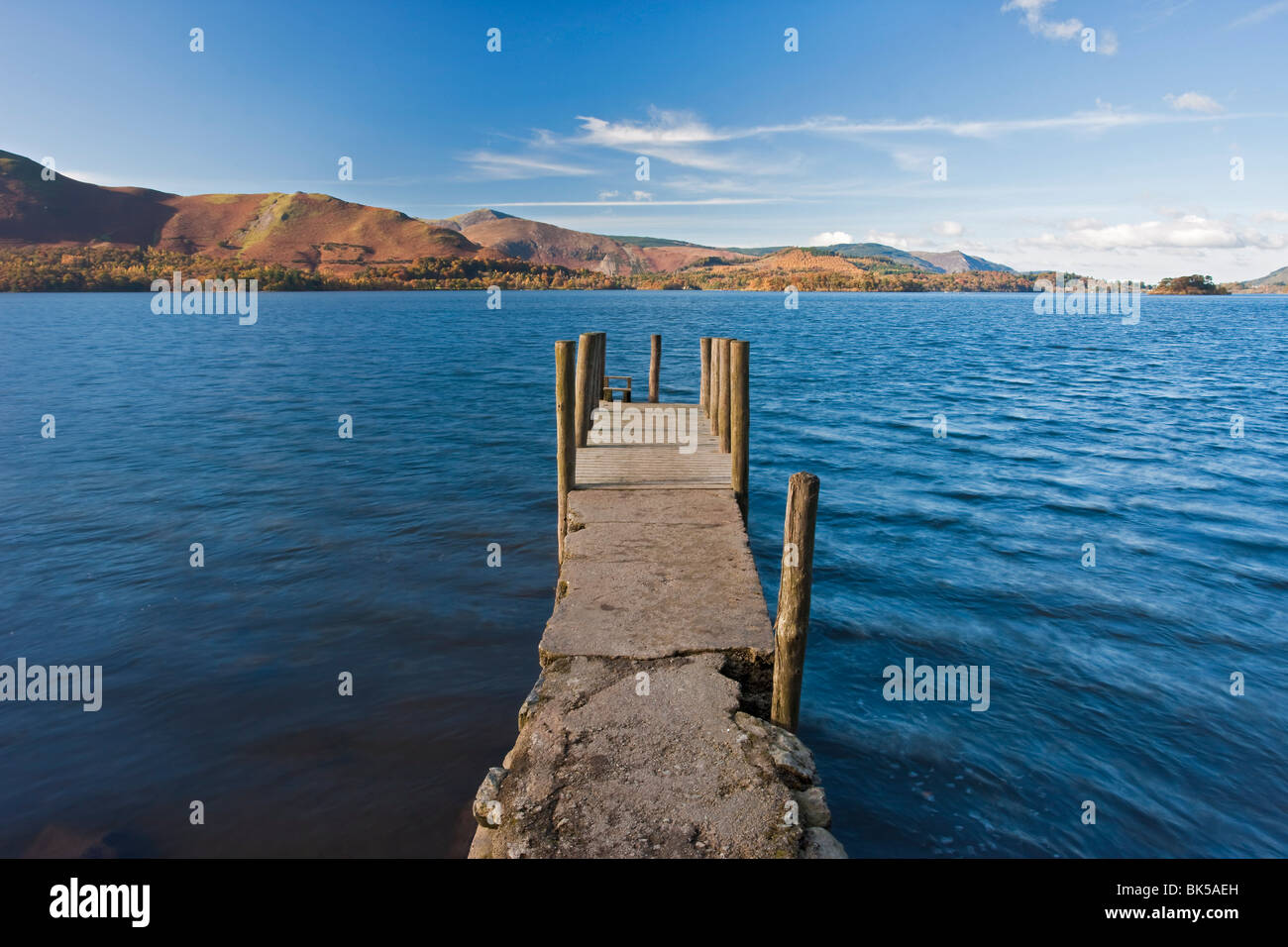 Vista lungo pontile in legno a Barrow Bay Sbarco, Derwent Water, Parco Nazionale del Distretto dei Laghi, Cumbria, England, Regno Unito Foto Stock