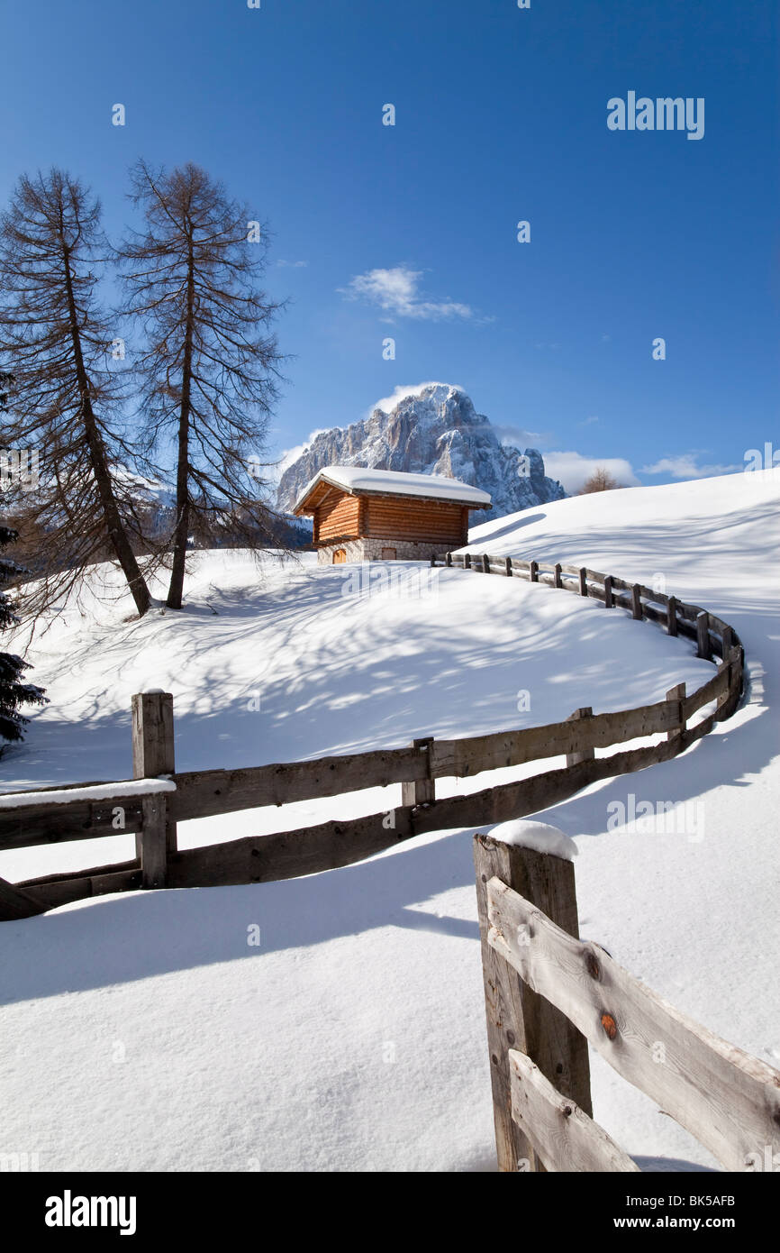 Neve invernale coperto baita di montagna nella parte anteriore del Sassolungo, Val Gardena, Dolomiti, Alto Adige, Italia Foto Stock