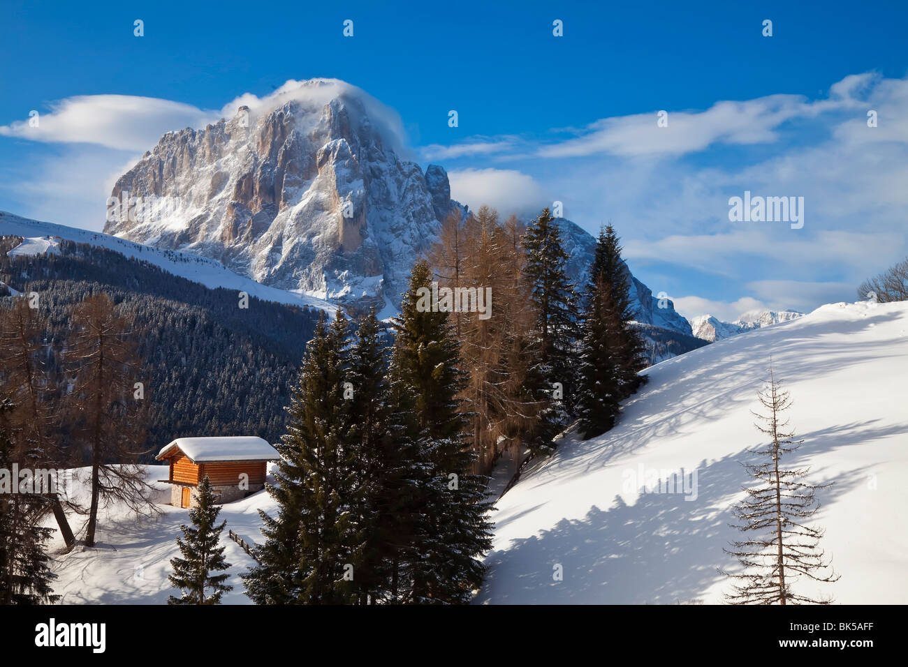 Neve invernale coperto baita di montagna di fronte montagna Sassongher, 2665m, Val Gardena, Dolomiti, Alto Adige, Italia Foto Stock