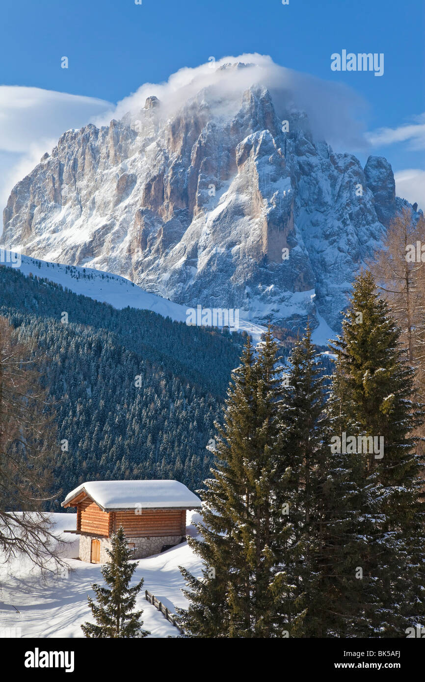 Neve invernale coperto baita di montagna nella parte anteriore del Sassolungo, 3181m, Val Gardena, Dolomiti, Alto Adige, Italia Foto Stock