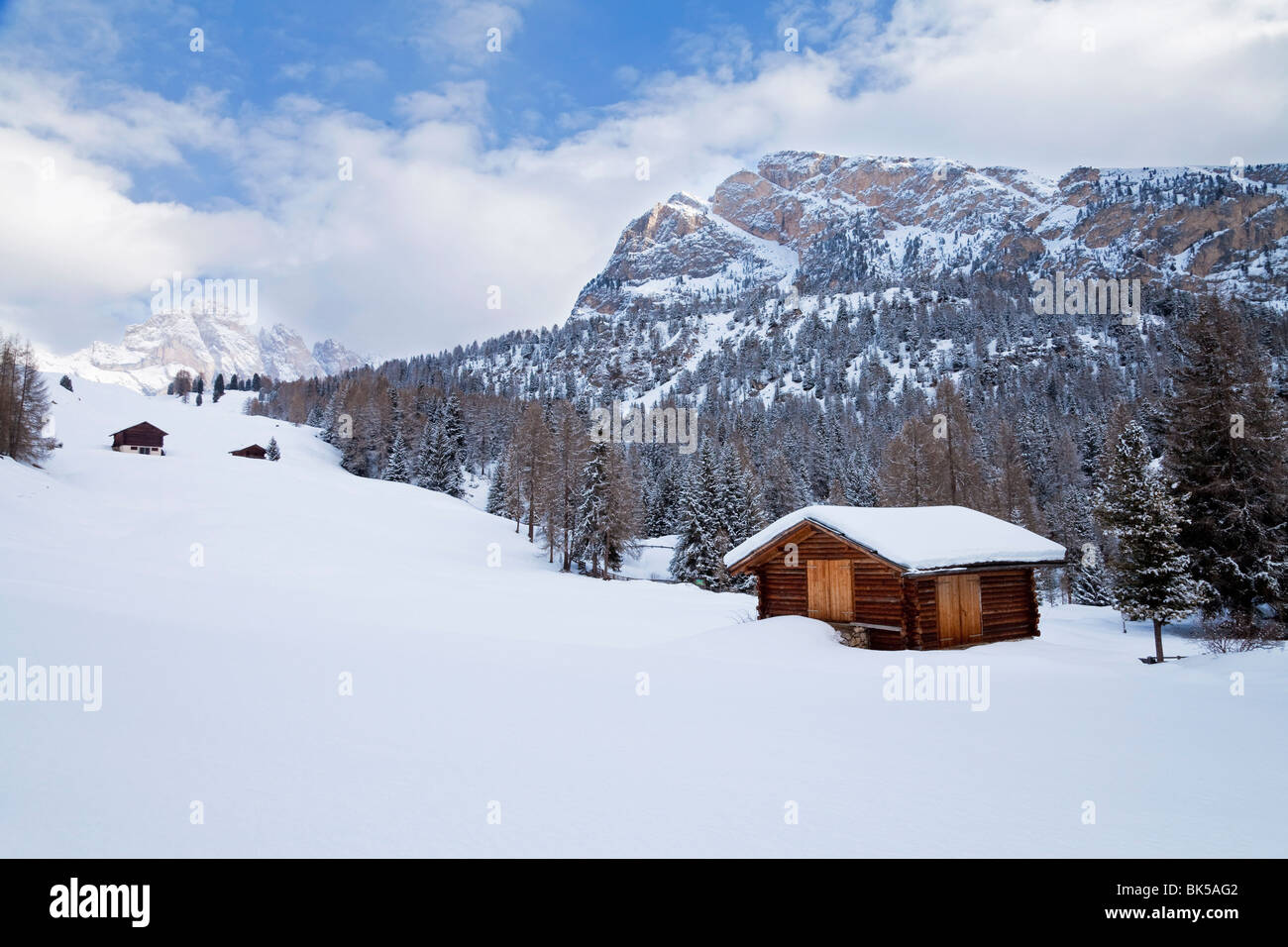 Rifugio di montagna e il paesaggio ricoperto di neve invernale, Val Gardena, Dolomiti, Alto Adige, Trentino Alto Adige, Italia, Europa Foto Stock