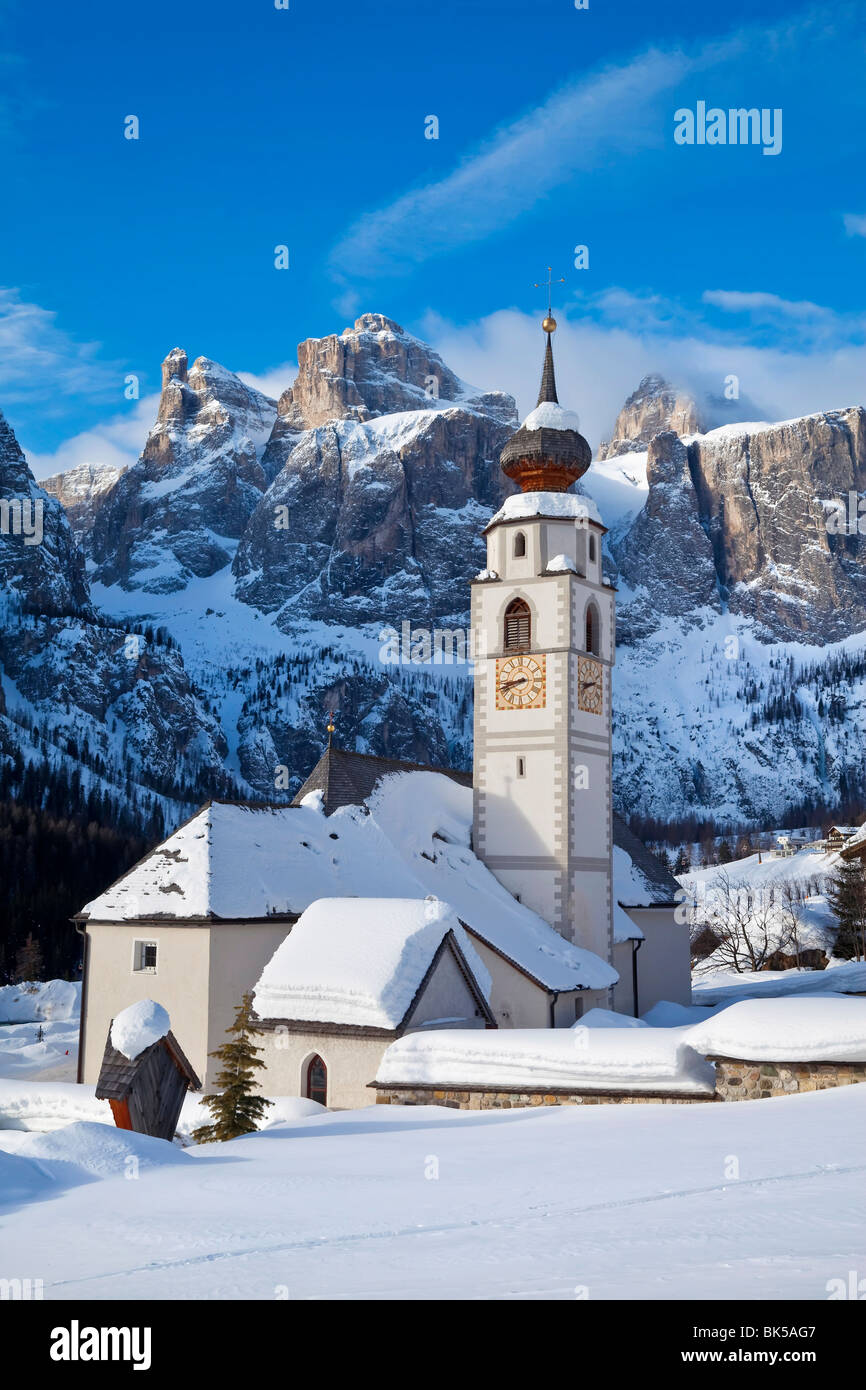 La chiesa e il paese di Colfosco in Badia e il massiccio del Sella gamma di montagne, Alto Adige, Trentino Alto Adige, Italia Foto Stock