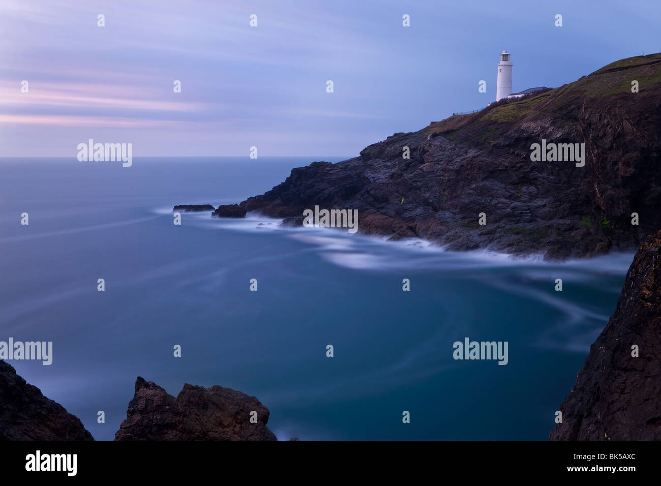 Trevose faro al tramonto, Trevose Head, vicino a Padstow, North Cornwall, England, Regno Unito, Europa Foto Stock