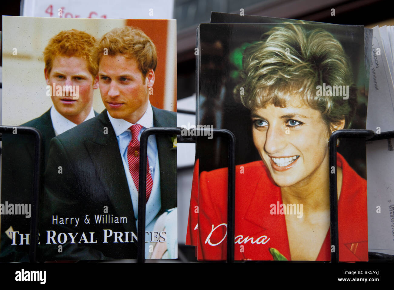 Cartoline della Principessa Diana e i due principi William e Harry per la vendita in un negozio di souvenir a Londra. Foto Stock