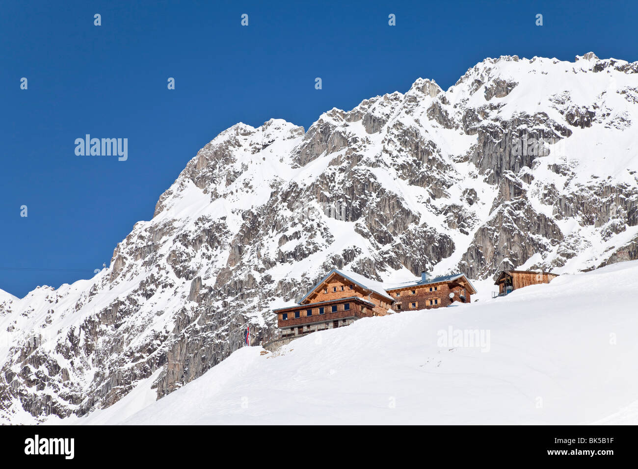 Resort piste e ristorante di montagna, St. Anton am Arlberg, Tirol, Alpi austriache, Austria, Europa Foto Stock