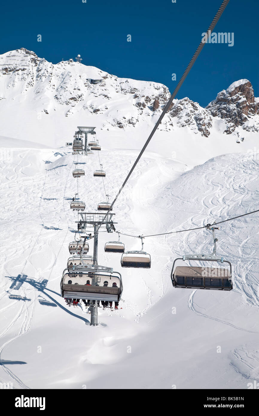 Resort le piste e la seggiovia, St. Anton am Arlberg, Tirol, Alpi austriache, Austria, Europa Foto Stock