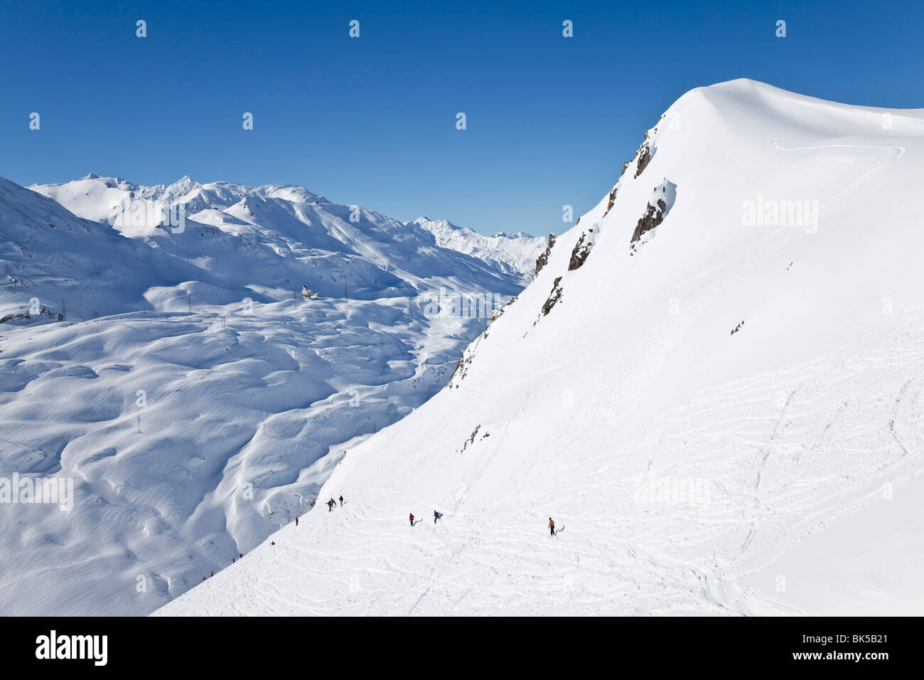 Europa Austria, Tirolo. St. Anton am Arlberg, resort le piste e le gamme della montagna Foto Stock