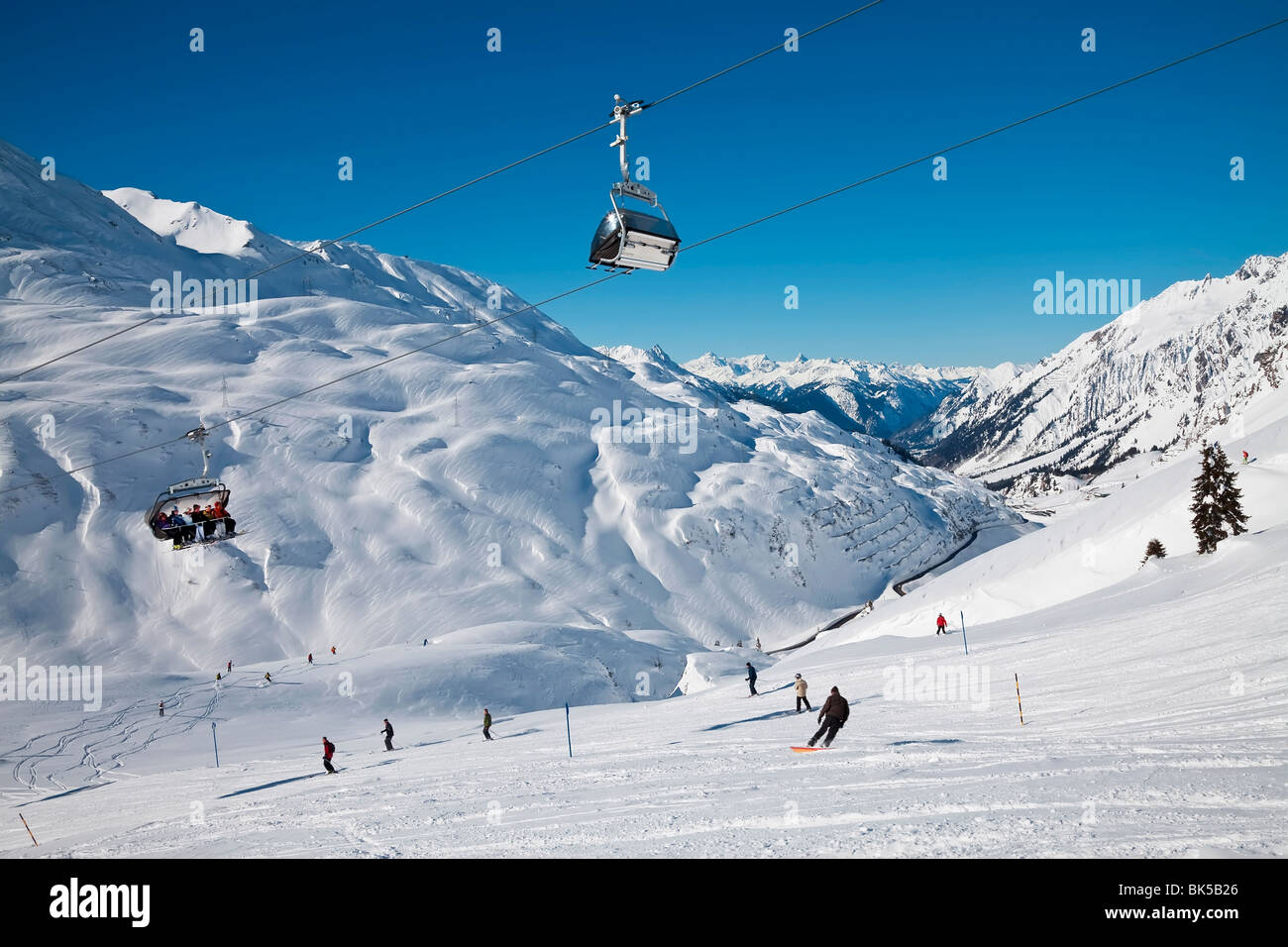 Resort le piste e le gamme della montagna, St. Anton am Arlberg, Tirol, Alpi austriache, Austria, Europa Foto Stock