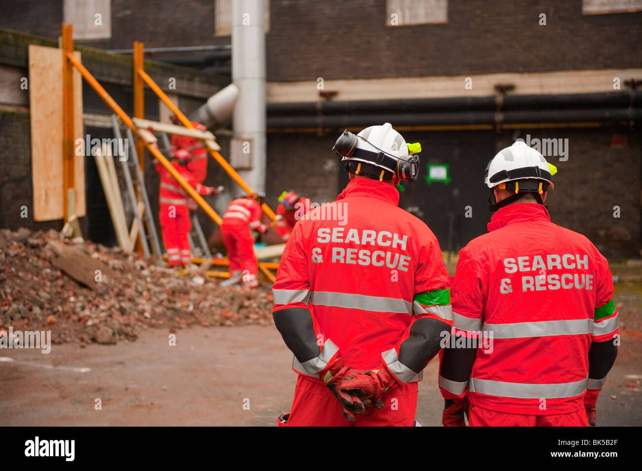 Vigili del Fuoco di ricerca e salvataggio di puntellamento edificio Foto Stock