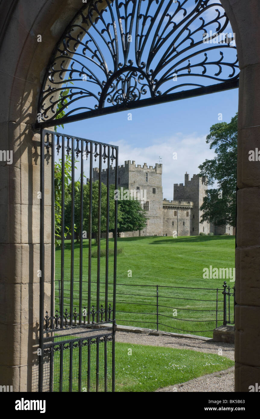 Attraverso il cancello del giardino, Raby Castle, Staindrop, County Durham, England, Regno Unito, Europa Foto Stock