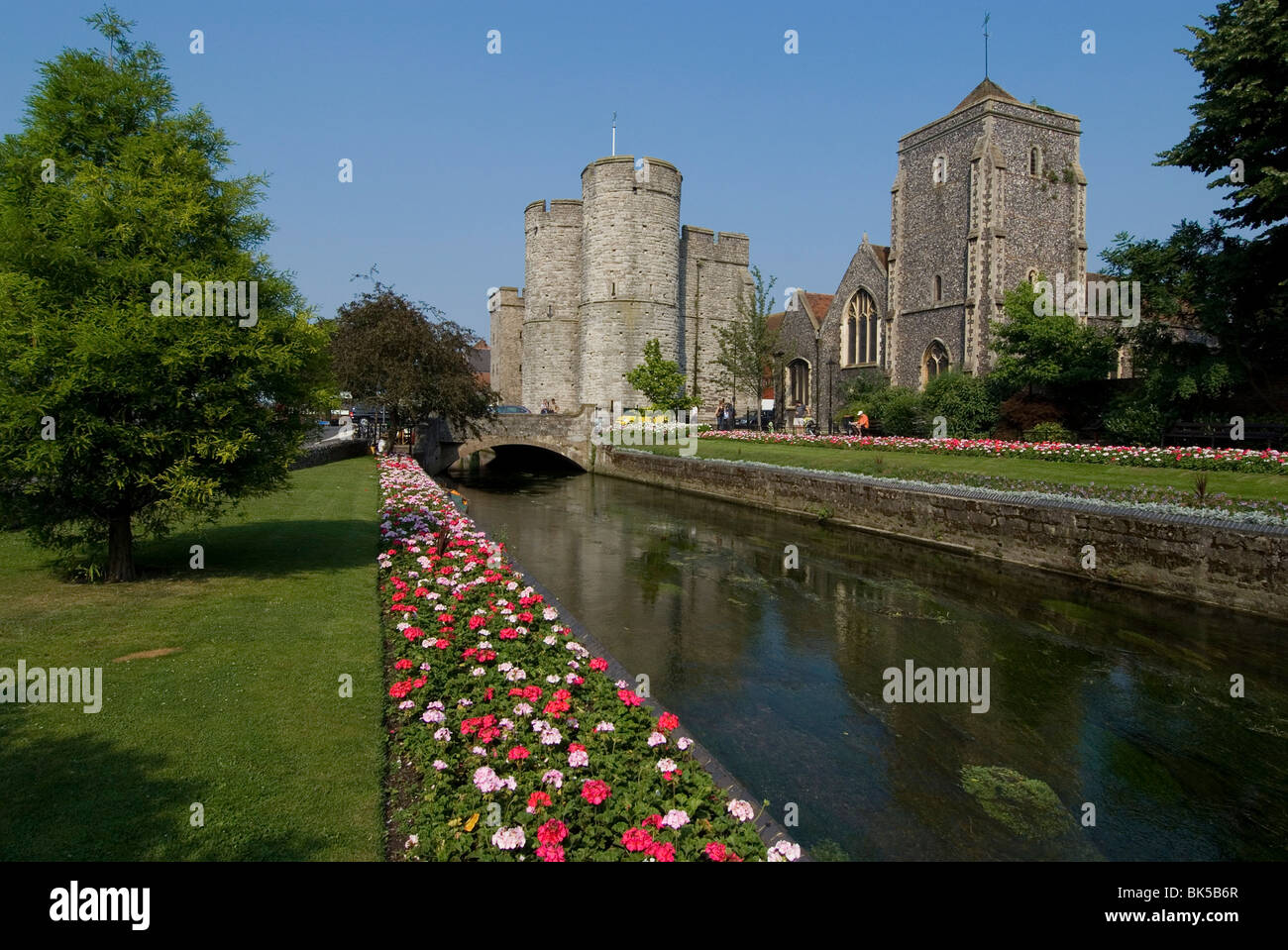 Westgate e Westgate giardini, Canterbury, nel Kent, England, Regno Unito, Europa Foto Stock