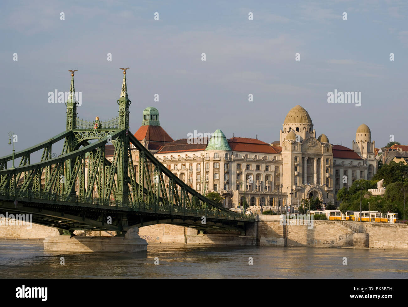 Ponte della Libertà e il Gellert Hotel sulle rive del Danubio, Budapest, Ungheria, Europa Foto Stock