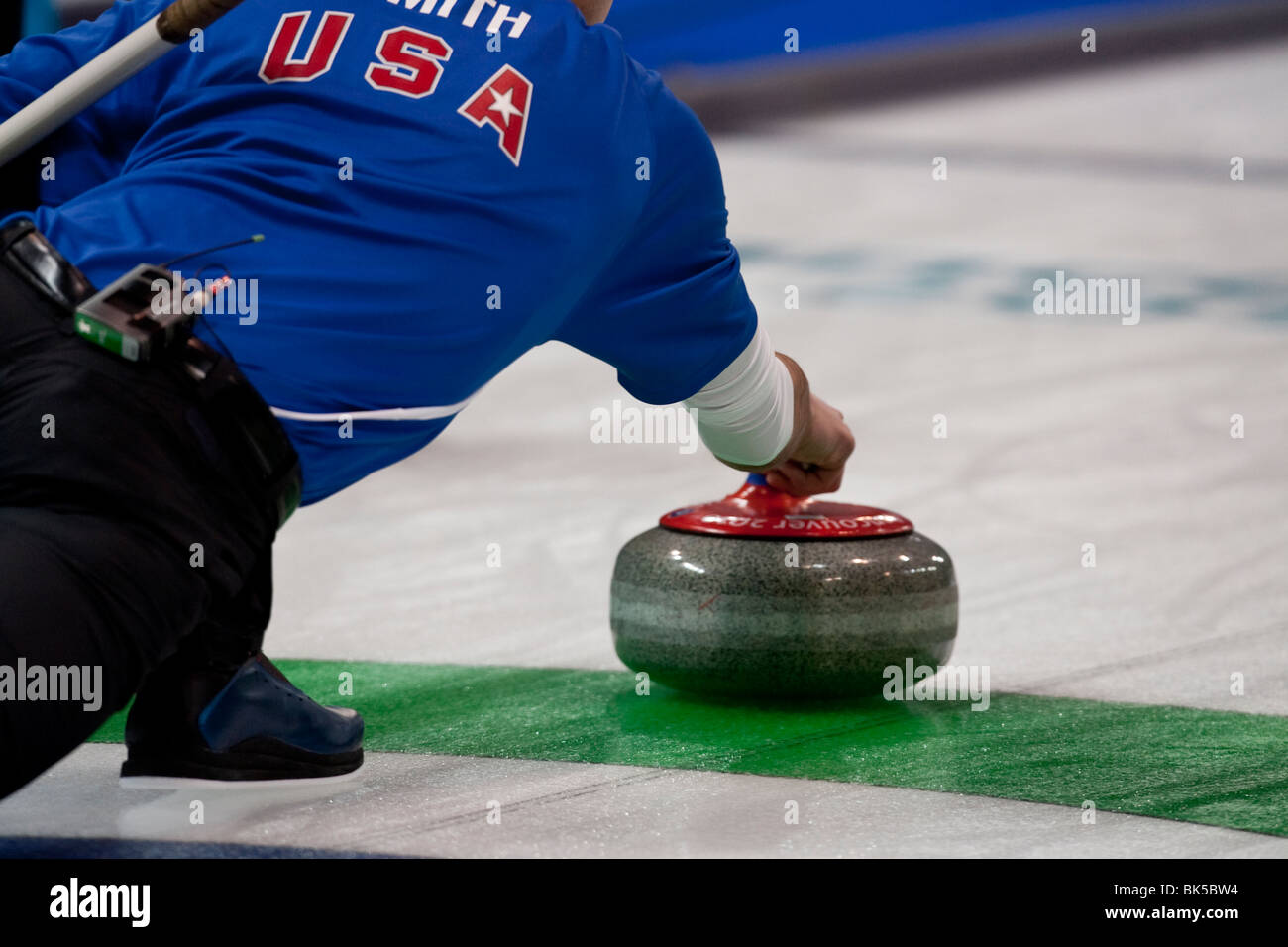 Jason Smith (USA) concorrenti del Curling t presso il 2010 Giochi Olimpici invernali di Vancouver, British Columbia Foto Stock