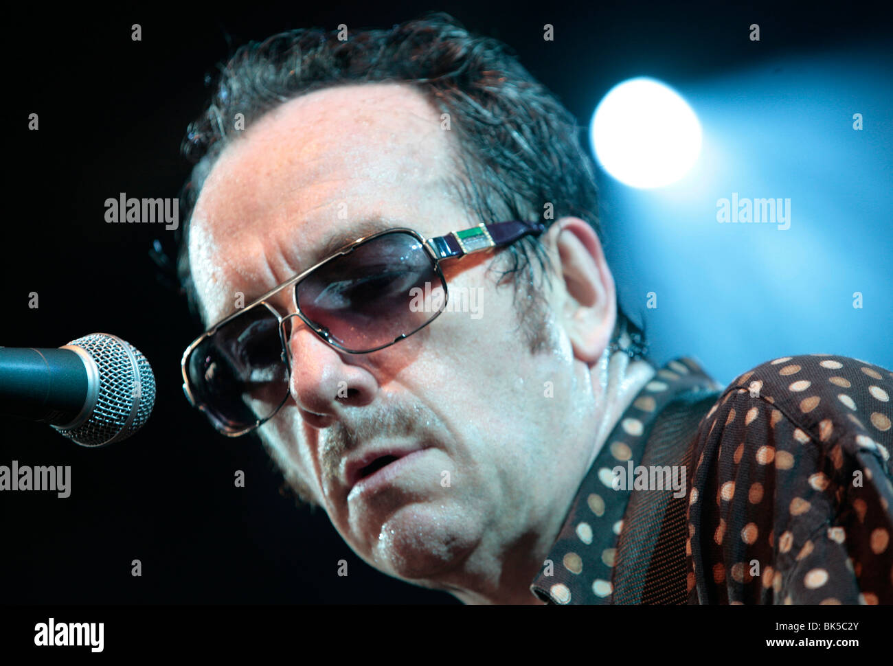 Elvis Costello esegue a Bonnaroo. Foto Stock