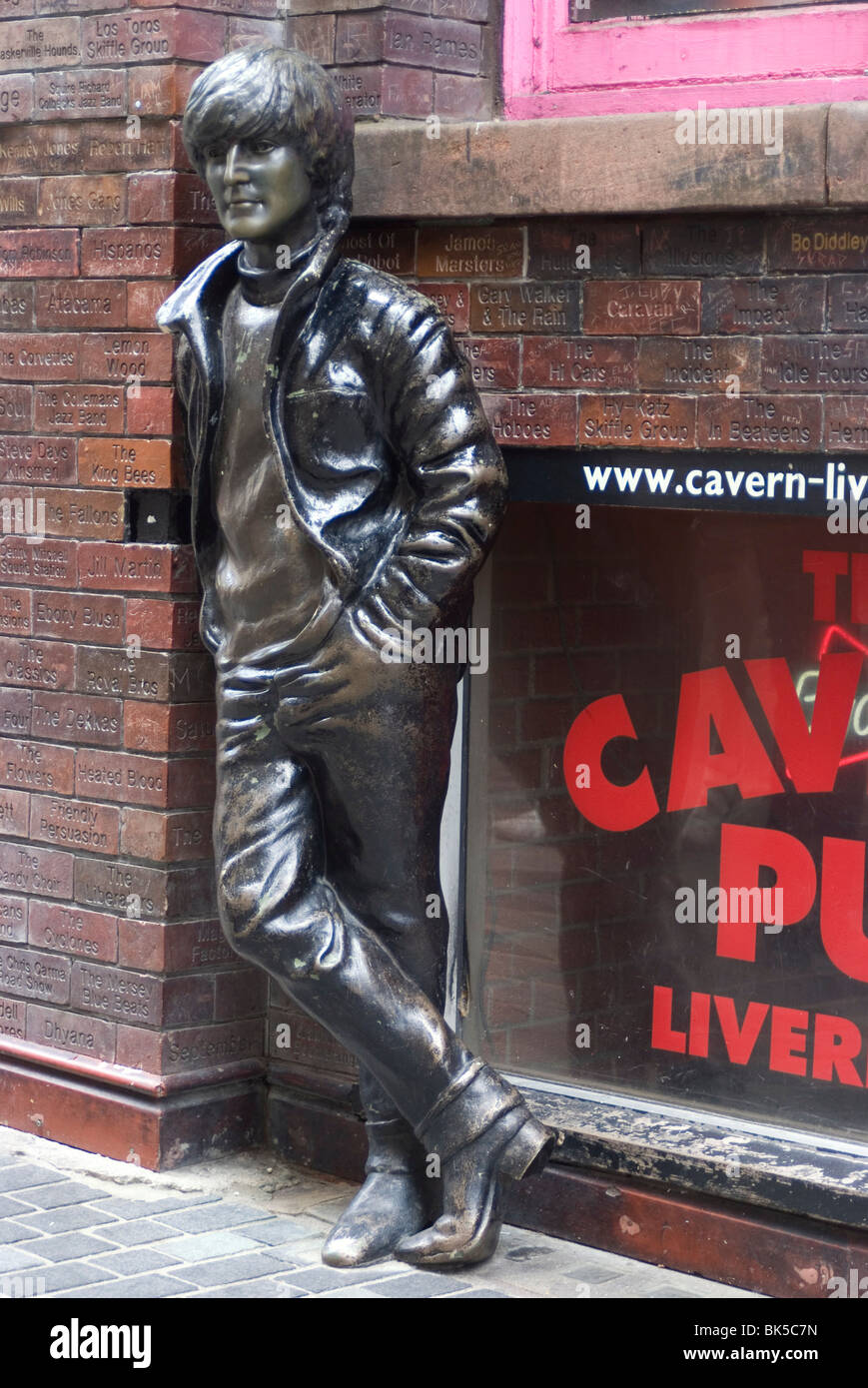 Statua di John Lennon vicino a quella originale Cavern Club, Matthew Street, Liverpool, Merseyside England, Regno Unito, Europa Foto Stock