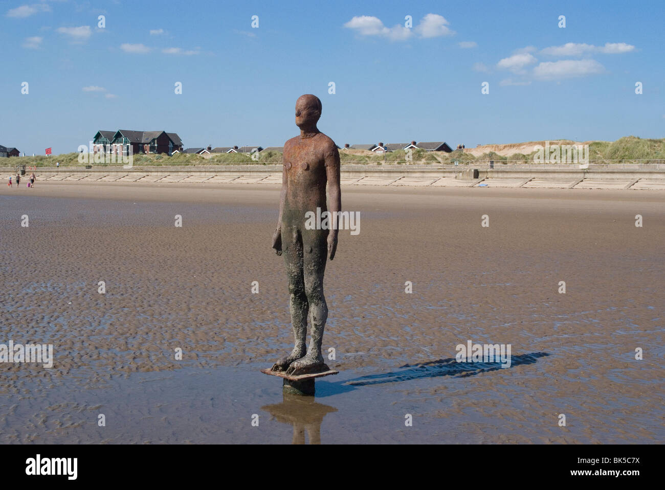 Uno dei 100 uomini di un altro luogo, noto anche come gli uomini di ferro,di Antony Gormley, Crosby spiaggia vicino Liverpool, Regno Unito Foto Stock