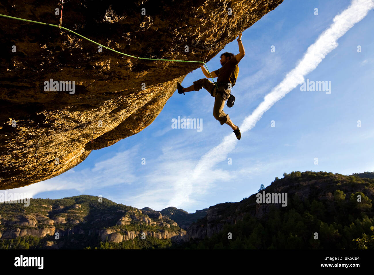Uno scalatore su una grande sporgenza alla scogliere di Margalef, sotto Montsant, Catalunya, Spagna Foto Stock