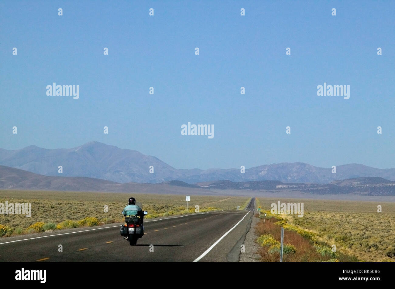 Motociclo a cavallo lungo la Highway 50 Nevada "America's isolate su strada". Foto Stock