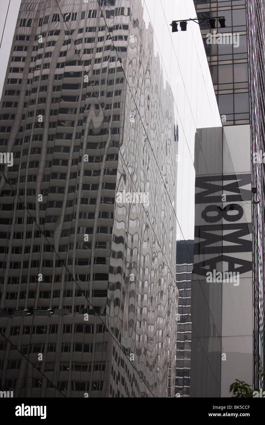 Riflessioni nel Museo di Arte Moderna Palazzo, Manhattan, New York, New York, Stati Uniti d'America, America del Nord Foto Stock