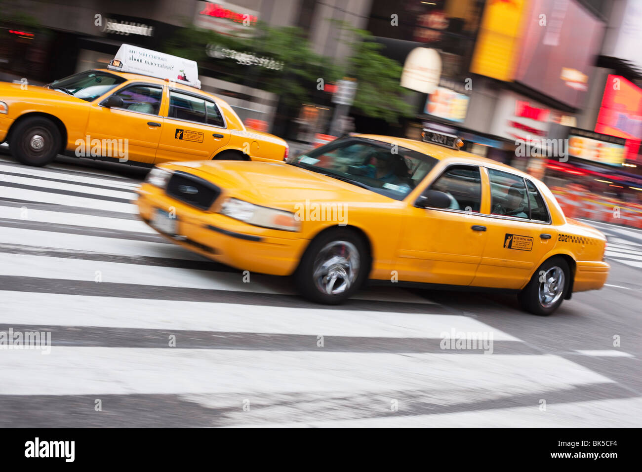 Taxi a Times Square e Midtown Manhattan, New York New York, Stati Uniti d'America, America del Nord Foto Stock