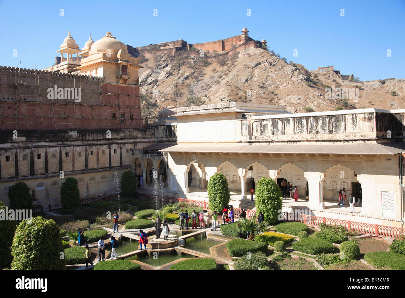 Giardino, Fort Ambra Palace con Jaigarh Fort o vittoria Fort sopra, Jaipur, Rajasthan, India, Asia Foto Stock