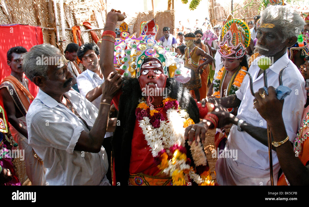 Tradizionalmente gli uomini travestiti da donne con lo scopo di offrire preghiere e ricevere le benedizioni della dea Foto Stock