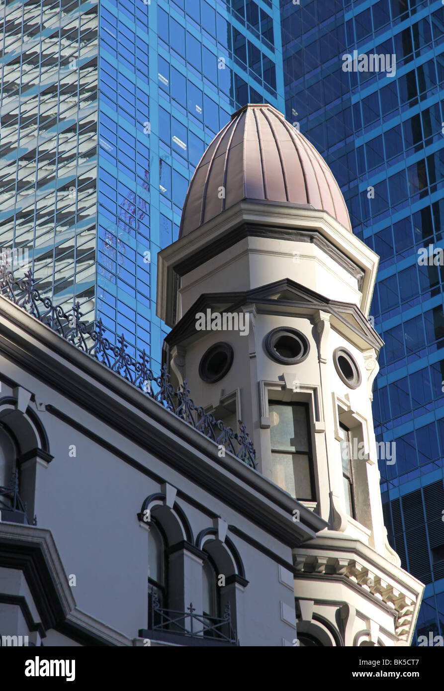 Edificio storico a Sydney insieme contro i moderni grattacieli. Foto Stock