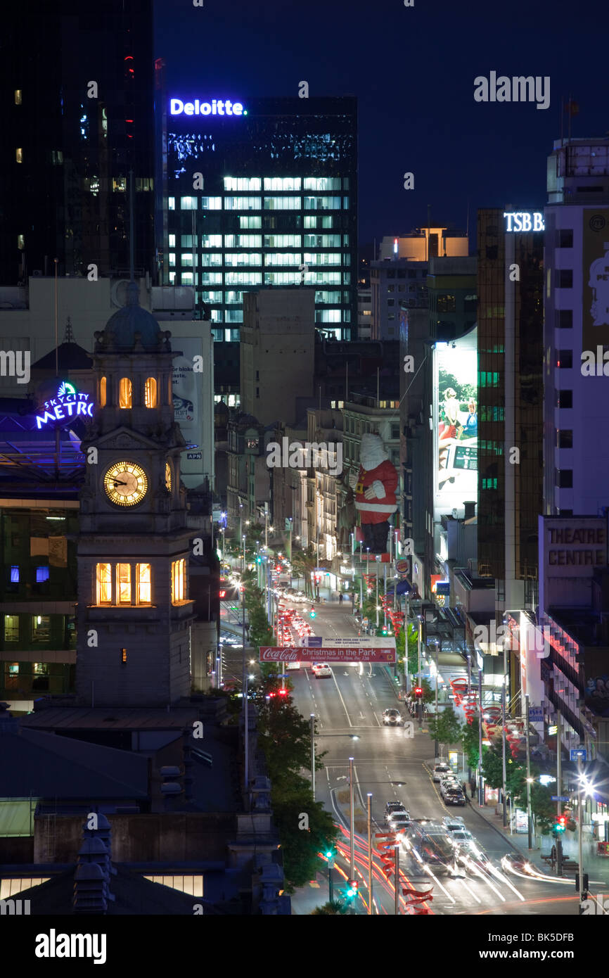 Queen Street di notte, la strada principale di Auckland. Foto Stock