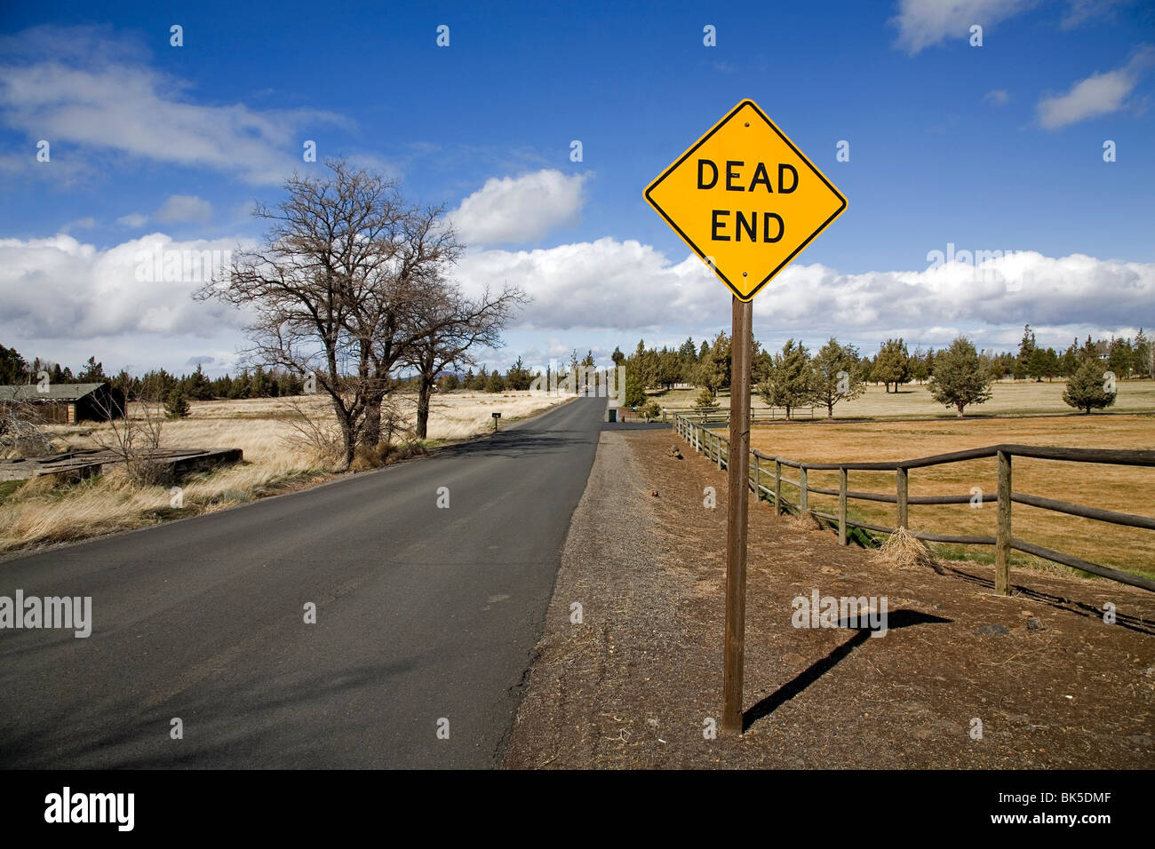 Un dead end segno sulla strada di un paese Foto Stock