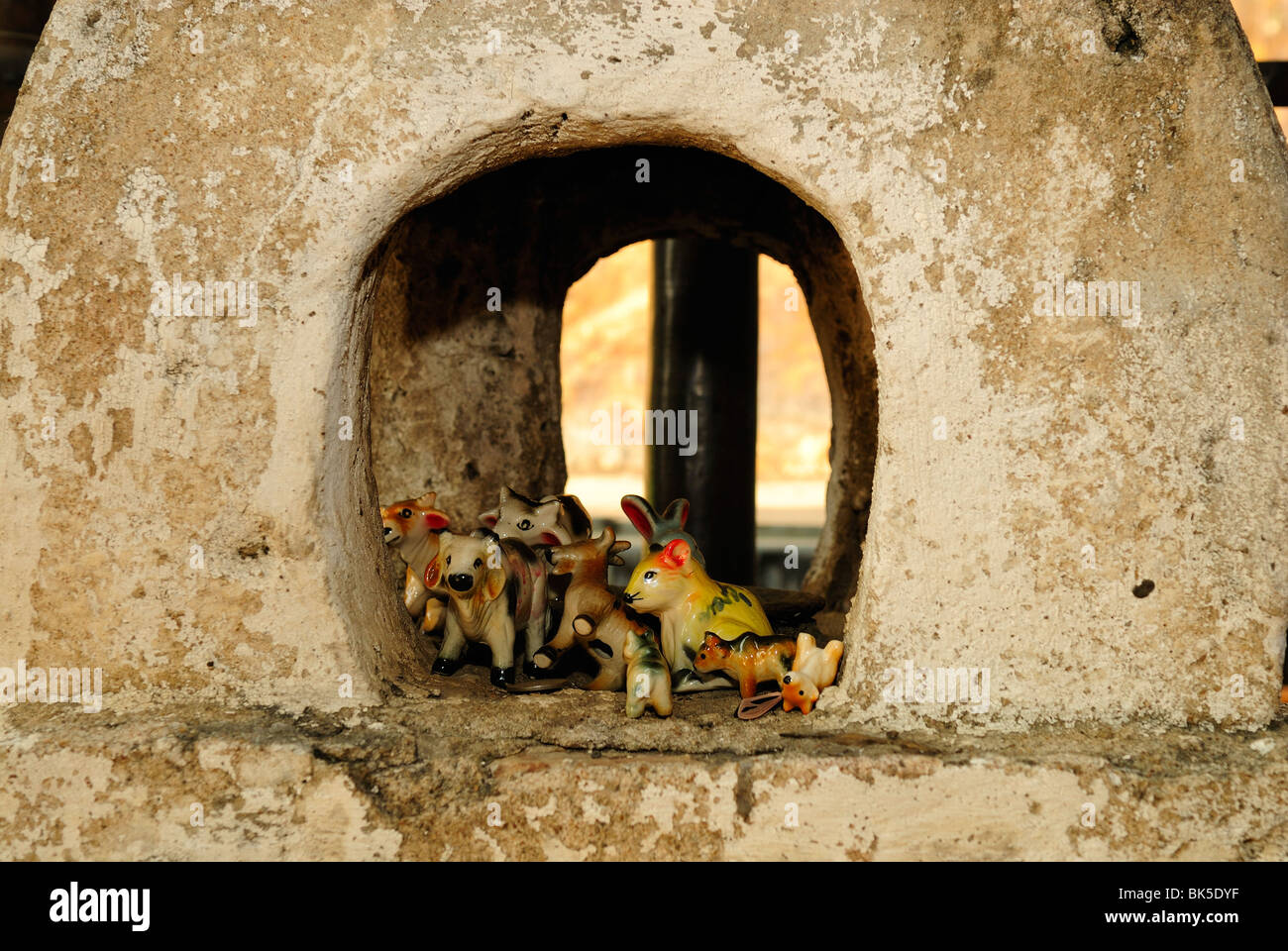 Piccole statue di animali in Wat Phra That Lampang Luang tempio, Thailandia, Sud-est asiatico Foto Stock