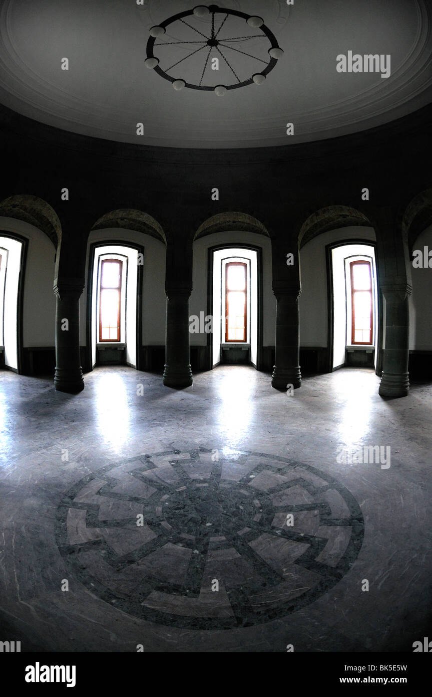 Simbolo occulto di un sole nero nel pavimento della sala delle SS generali, castello Wewelsburg, Germania Foto Stock