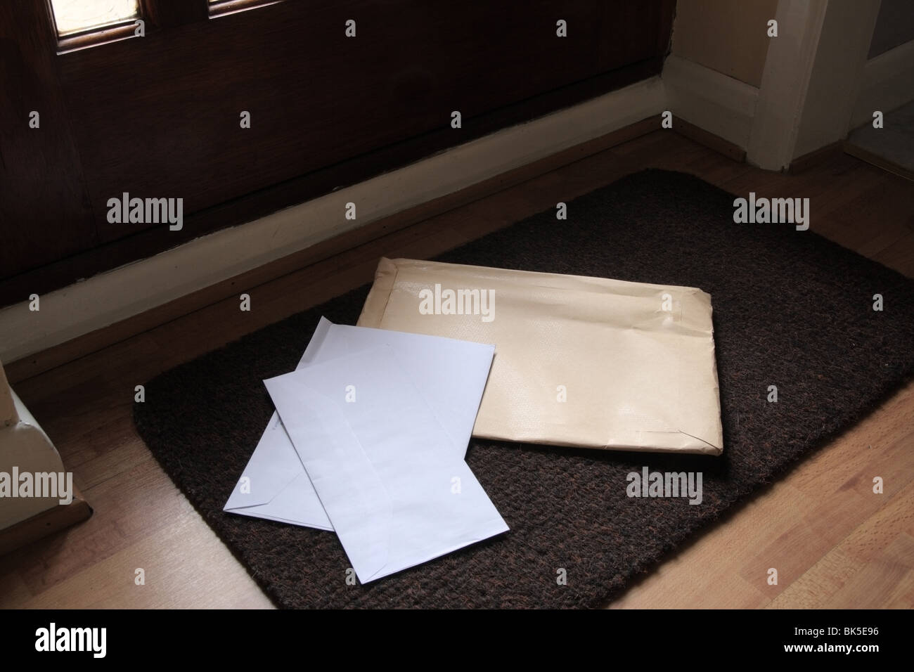 Il recapito dei messaggi di posta di lettere su un tappeto di corridoio, domestici, REGNO UNITO Foto Stock