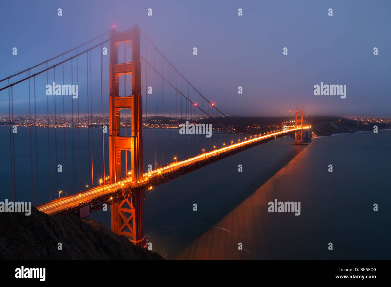 Vista notturna di Golden Gate Bridge in San Francisco Foto Stock