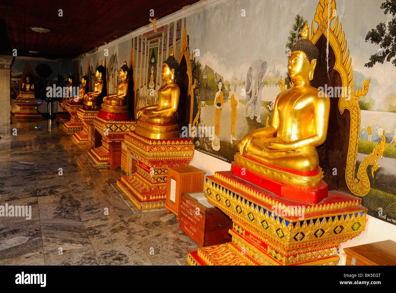 Golden Statue di Buddha in Wat Phrathat Doi Suthep Temple, Thailandia, Sud-est asiatico Foto Stock