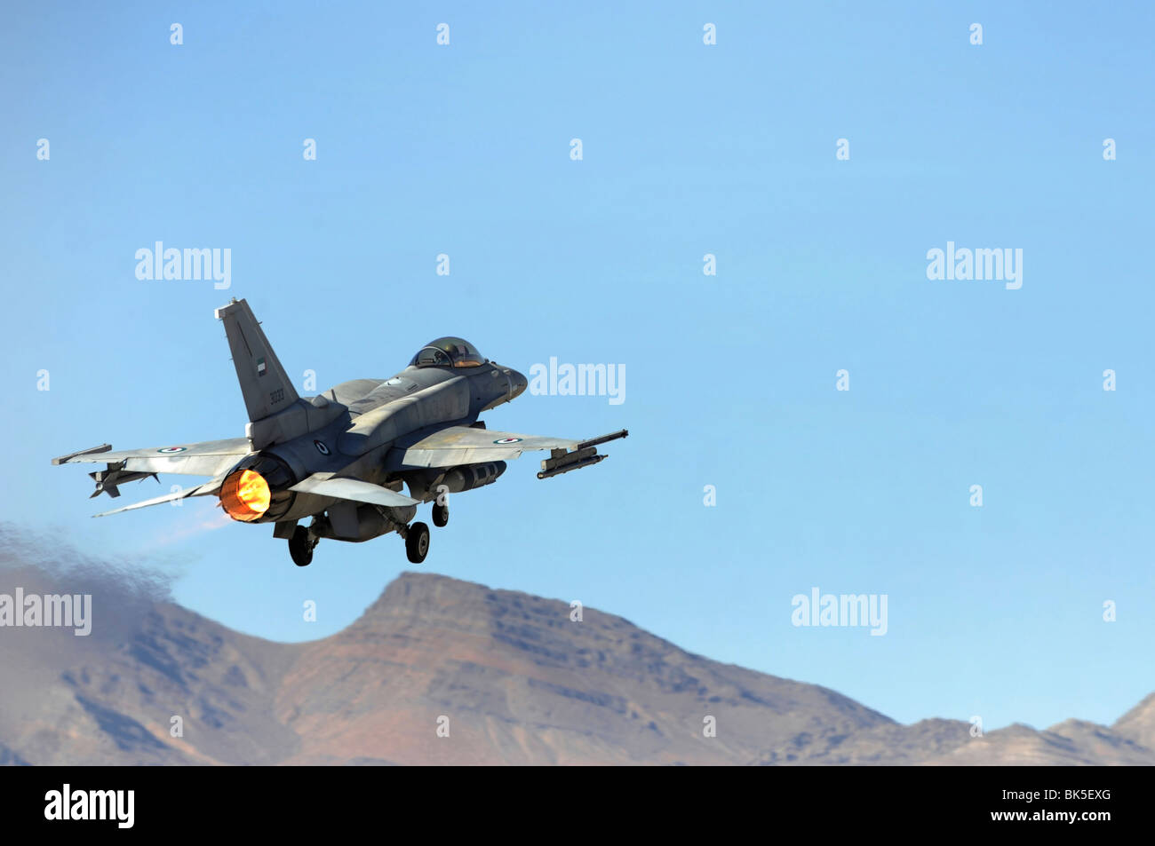 Un F-16E dagli Emirati Arabi Uniti decolla, alla Nellis Air Force Base, Nevada, STATI UNITI D'AMERICA Foto Stock