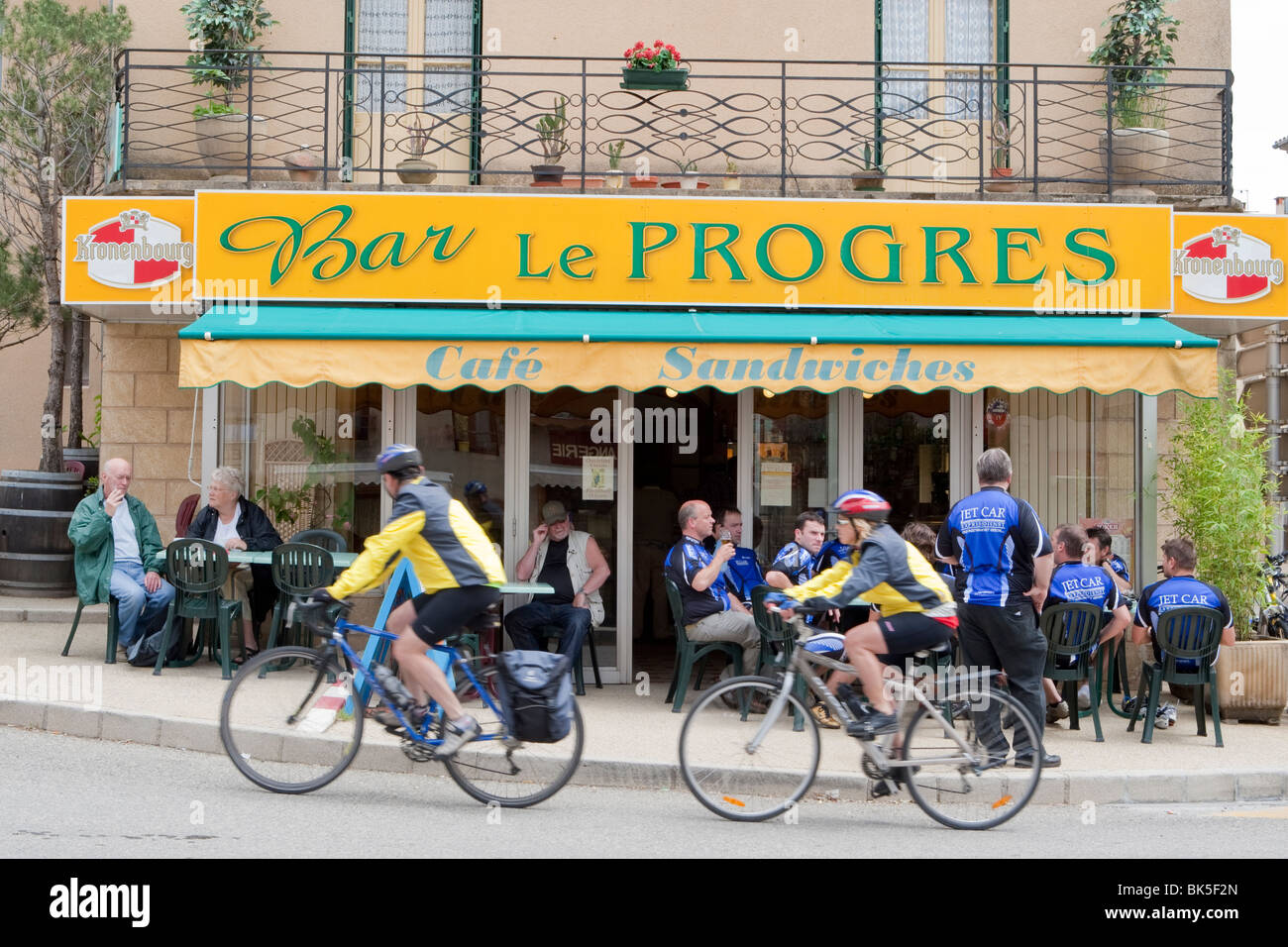Ciclisti in un caffè di Sault, Francia Foto Stock