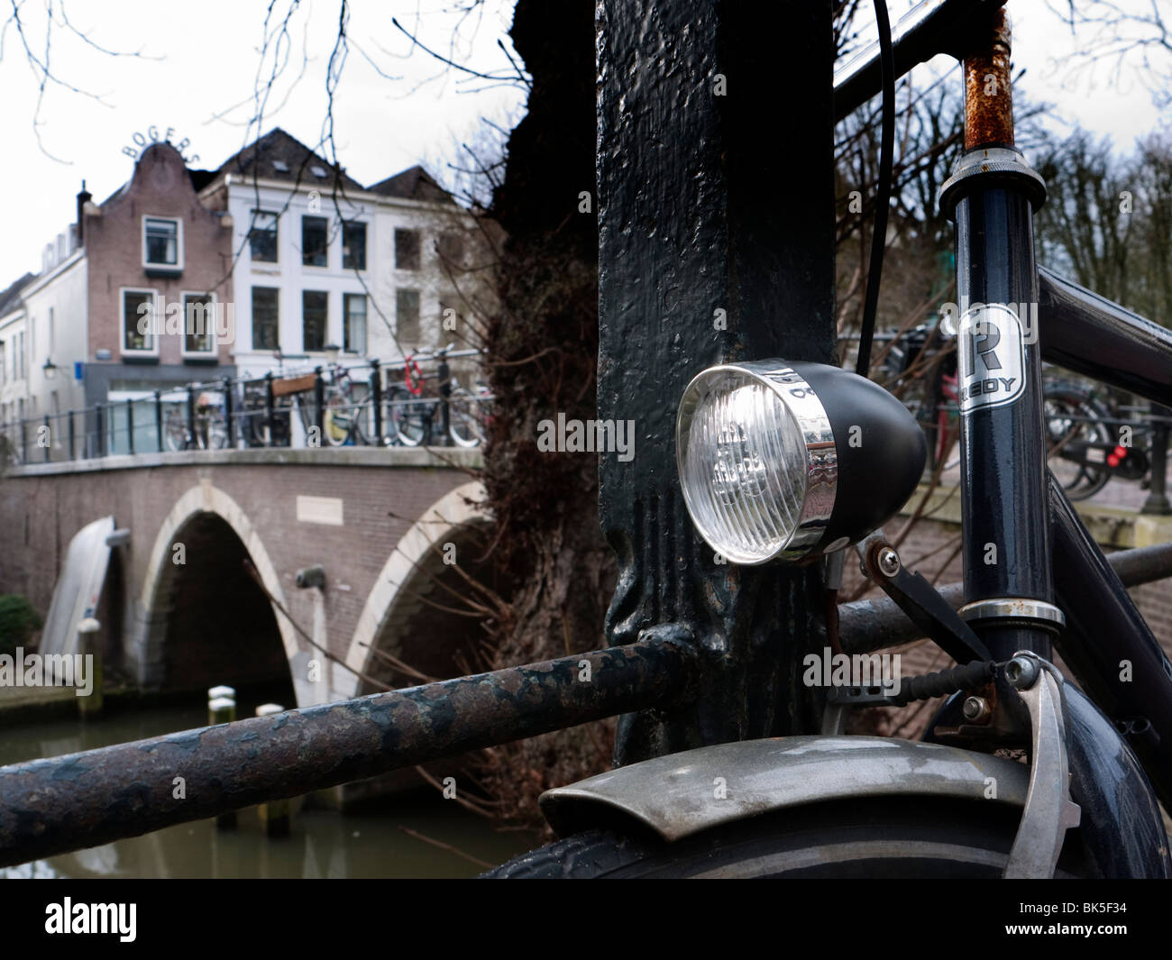 Dettaglio delle biciclette parcheggiate sulla strada accanto a Oude Gracht o vecchio canale di Utrecht nei Paesi Bassi Foto Stock