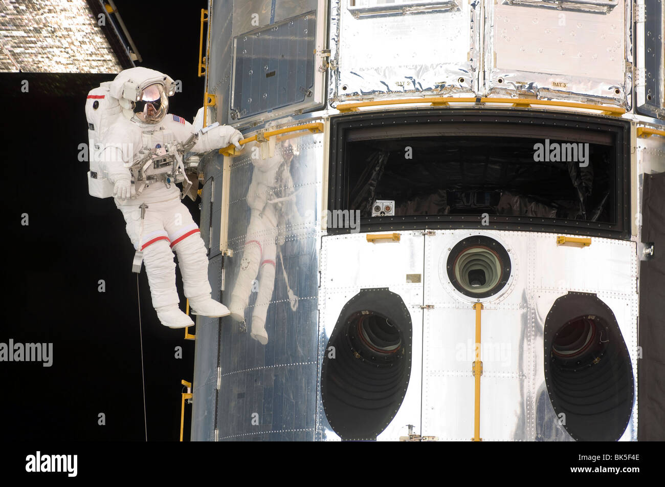 Astronauta svolge un lavoro sul telescopio spaziale Hubble Foto Stock Astronauta svolge un lavoro sul telescopio spaziale Hubble Foto Stock