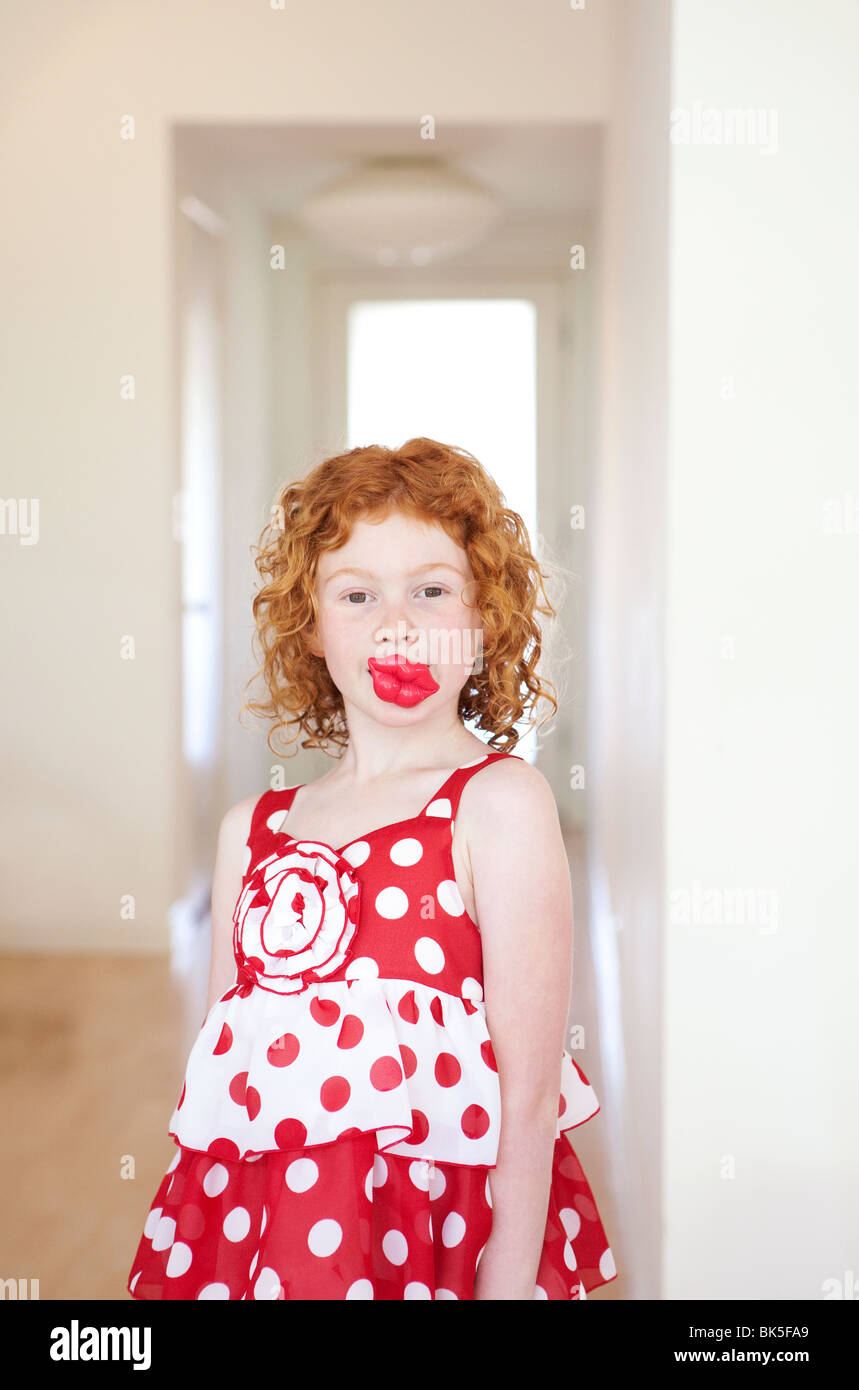 Ragazza in rosso e bianco polka dot abito con labbra grandi Foto Stock