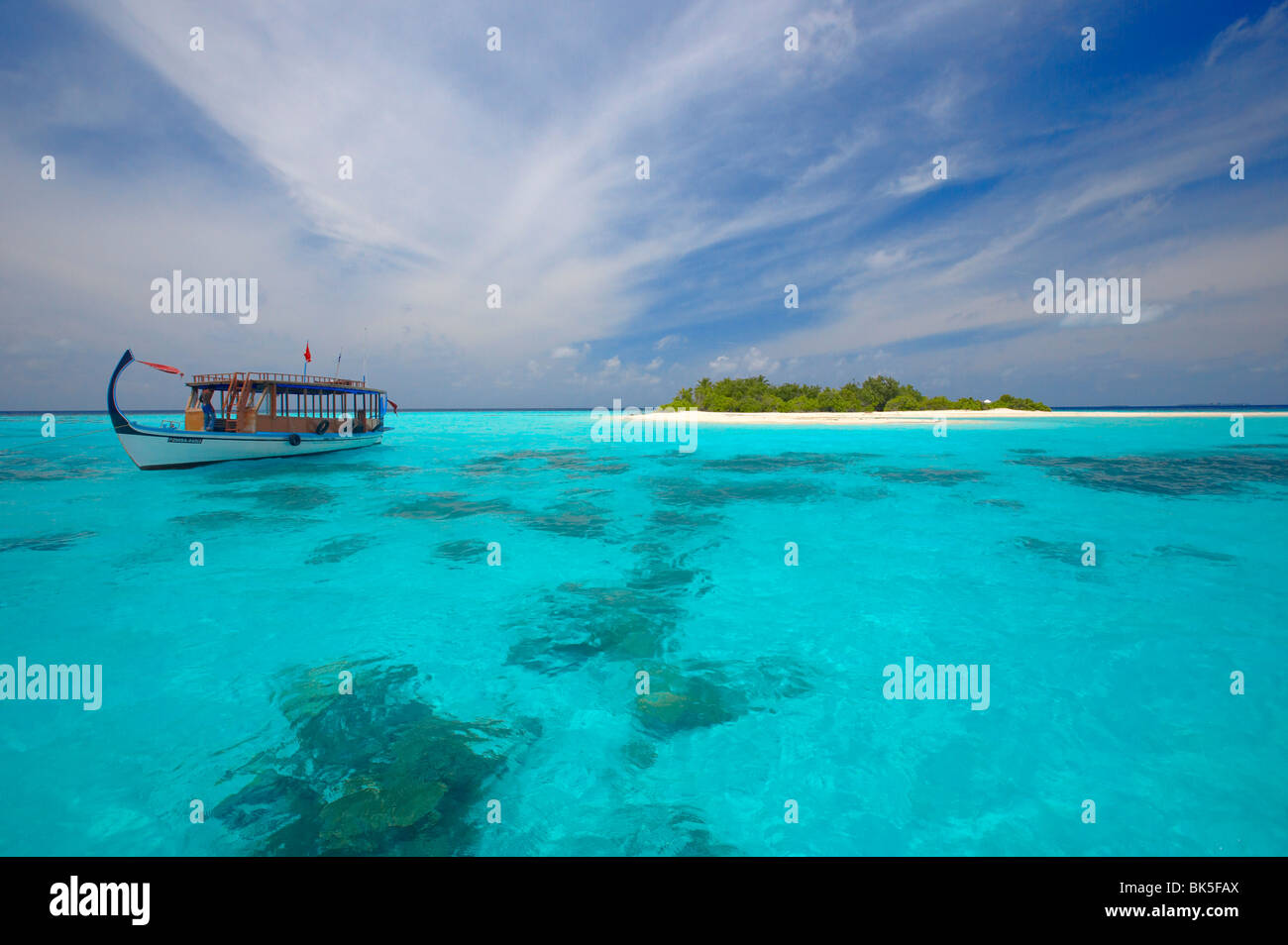 Dhoni e isola deserta, Maldive, Oceano Indiano, Asia Foto Stock
