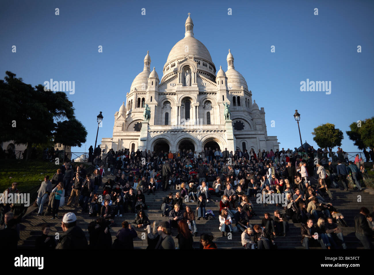 Turisti si riuniscono presso il Sacre Coeur, Montmartre, Parigi, Francia, Europa Foto Stock
