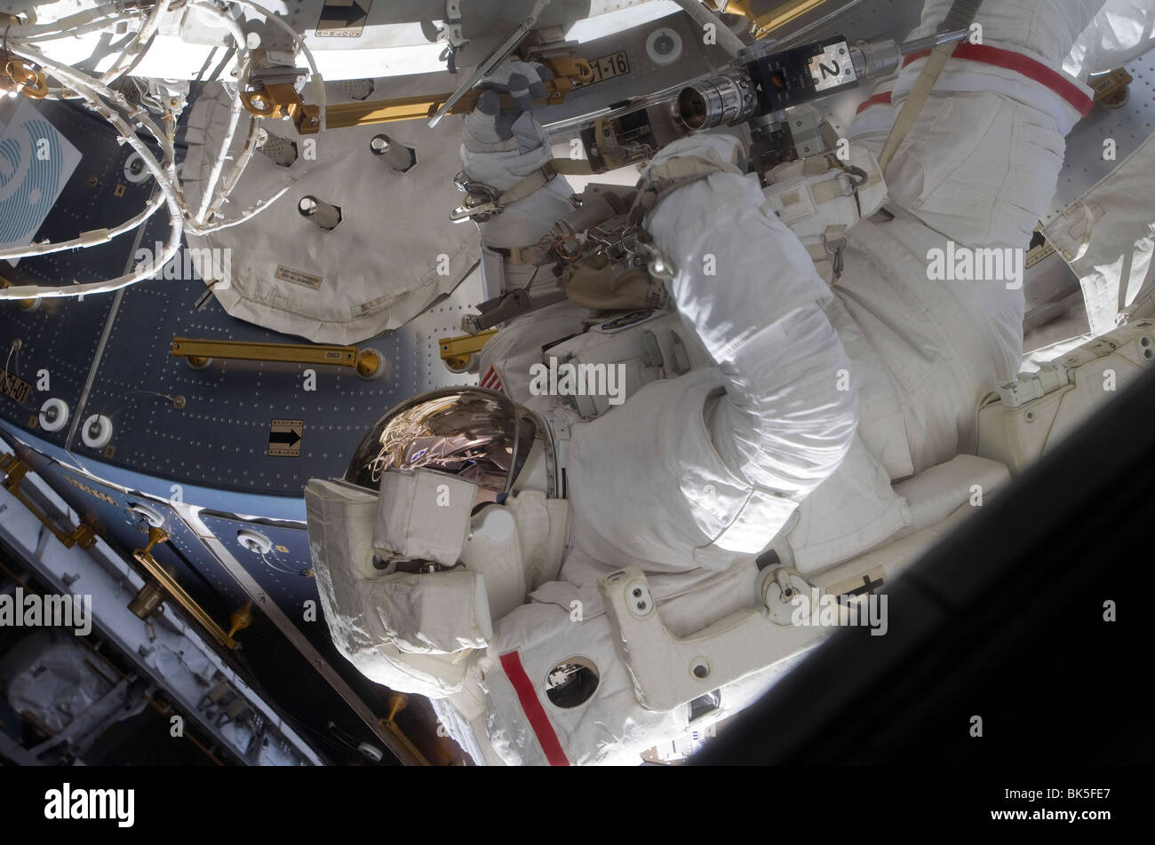 Astronauta partecipa a una sessione di attività extravehicular (EVA), la Stazione Spaziale Internazionale Foto Stock