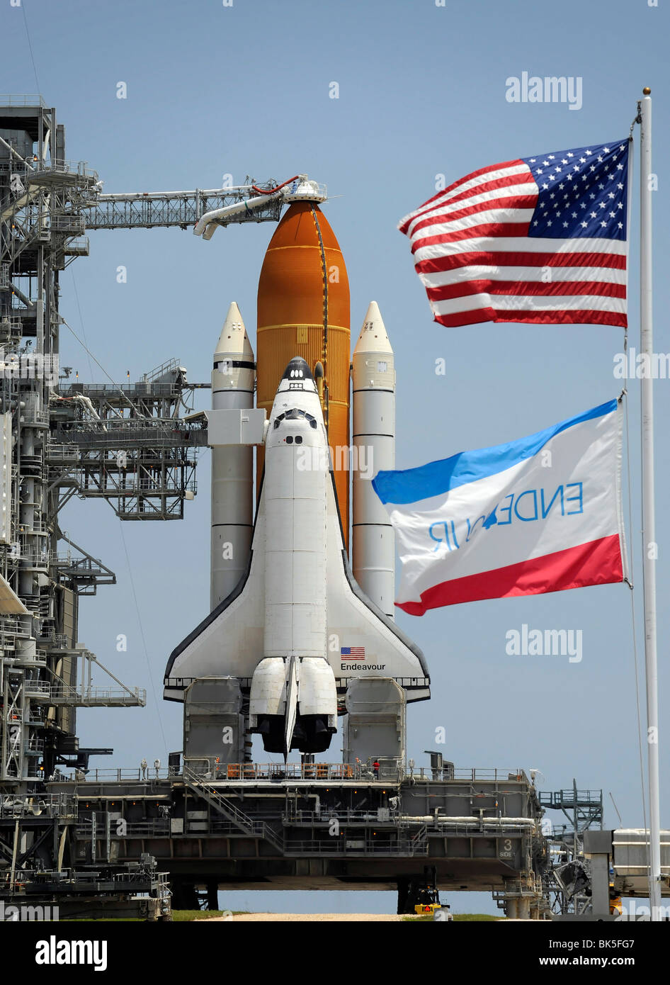 Lo Space Shuttle Endeavour è in posizione di lancio, Kennedy Space Center di Cape Canaveral, in Florida, Stati Uniti d'America Foto Stock
