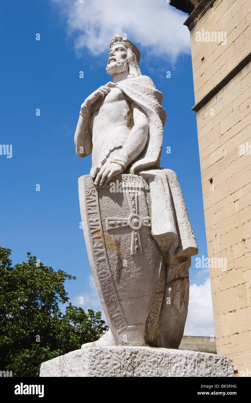 Statua di Alfonso II delle Asturie, al di fuori di San Salvador, cattedrale di Oviedo, Asturias, Spagna, Europa Foto Stock